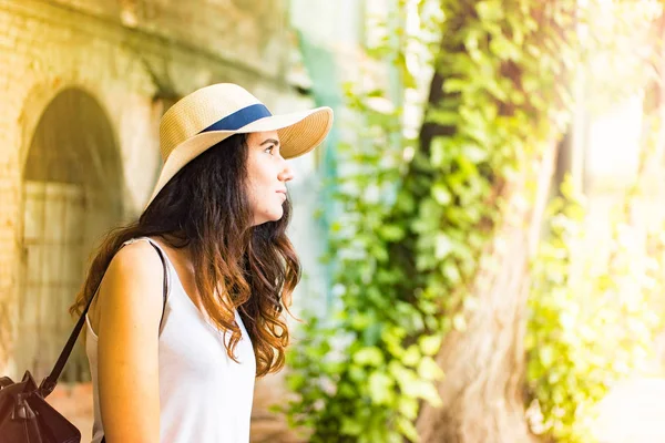 Sokakta yaz gününde şapkalı kız.