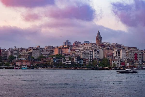 Beyoglu kerület történelmi építészet és a Galata-torony középkori landmark, Isztambul, Törökország — Stock Fotó