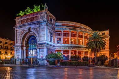 Palermo Politeama Garibaldi tiyatroda gece görünümü