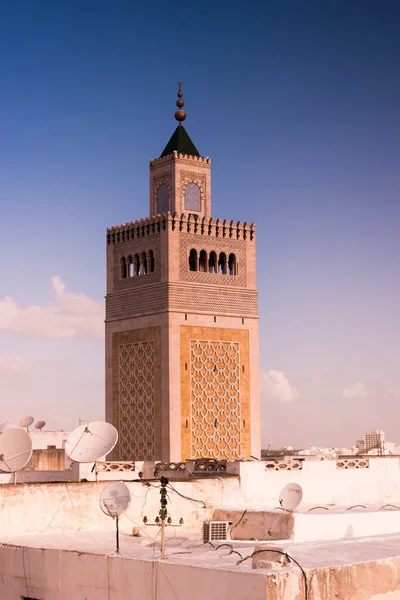 Blick auf die Al-Zaytuna-Moschee und die Skyline von Tunis im Morgengrauen. — Stockfoto