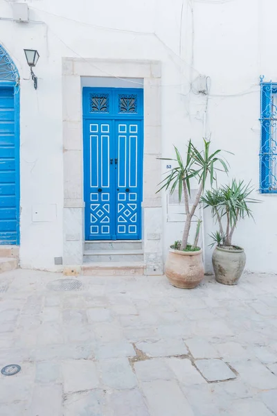 Puerta pintada tradicional antigua en un barrio histórico o medina, Túnez . — Foto de Stock