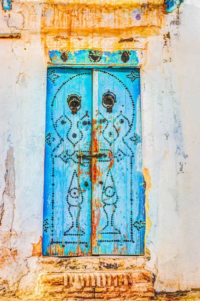 Puerta pintada tradicional antigua en un barrio histórico o medina, Túnez . — Foto de Stock