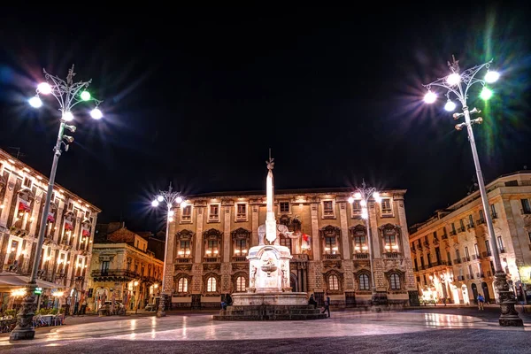 Piazza del Duomo Catania, Sicilya, İtalya için gece görünümü.