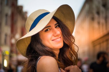 Sokakta yaz gününde şapkalı kız.