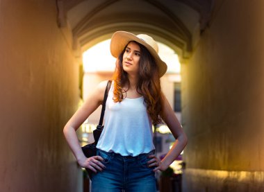 Sokakta yaz gününde şapkalı kız.