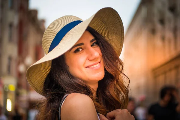 Sokakta yaz gününde şapkalı kız.