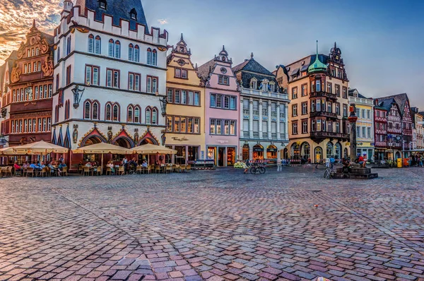 Historiska husfasader Main marknaden Trier — Stockfoto