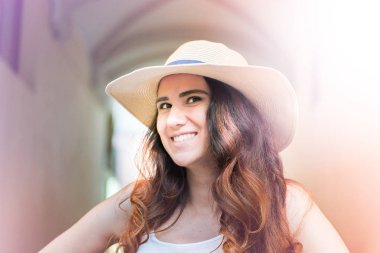 Sokakta yaz gününde şapkalı kız.