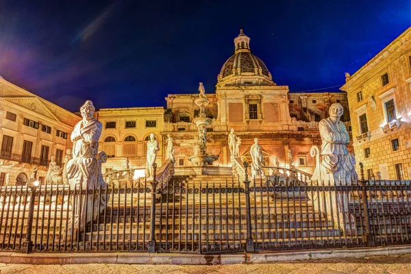 Famosa fontana della vergogna sulla barocca Piazza Pretoria, Palermo, Sicilia — Foto Stock