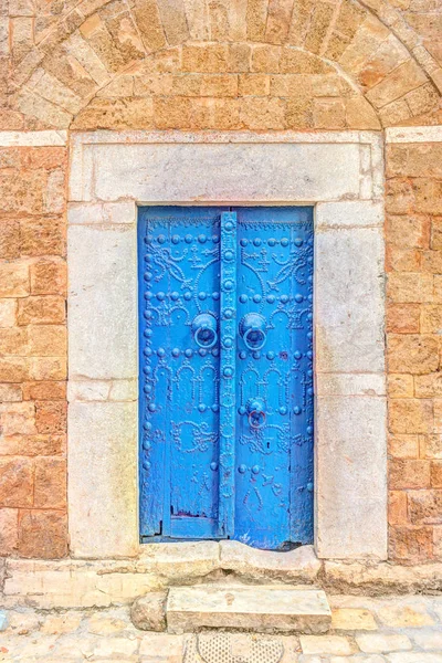 Traditionele oude beschilderde deur in een historische wijk of medina, Tunesië. — Stockfoto