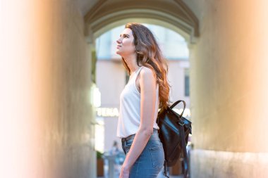 Kız sokakta yaz gününde.