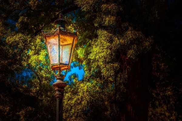 Laterne im Park. Hintergrundbild — Stockfoto