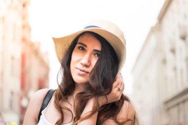 Sokakta yaz gününde şapkalı kız.