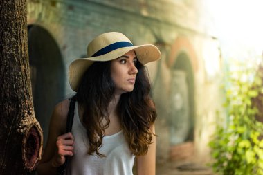 Sokakta yaz gününde şapkalı kız.