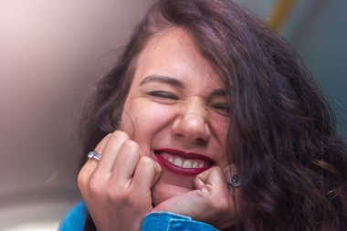 Beyaz bir kızın yakın plan portresi.