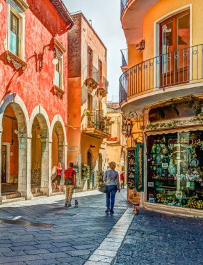 Eski sokak Taormina, Sicilya, İtalya