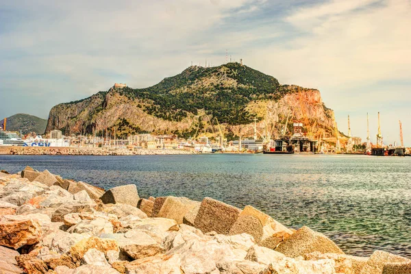 Paseo marítimo de Palermos con el puerto y el Monte Pellegrino en el fondo, Italia — Foto de Stock