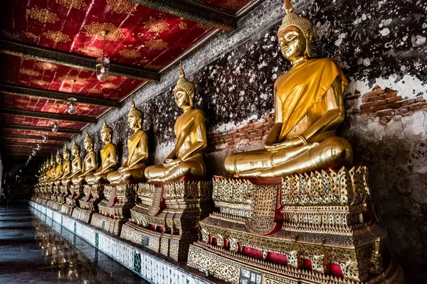 Estatua de Buda. Wat Arun, Templo del Amanecer es un templo Buddhist — Foto de Stock