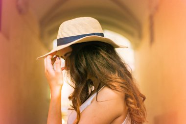 Sokakta yaz gününde şapkalı kız.