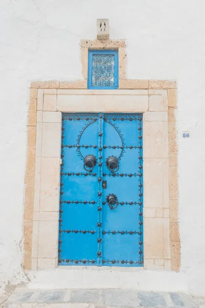 Hagyományos régi festett ajtót, egy történelmi kerületben vagy medina, Tunézia. — Stock Fotó