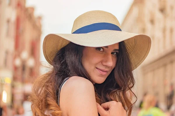 Sokakta yaz gününde şapkalı kız.