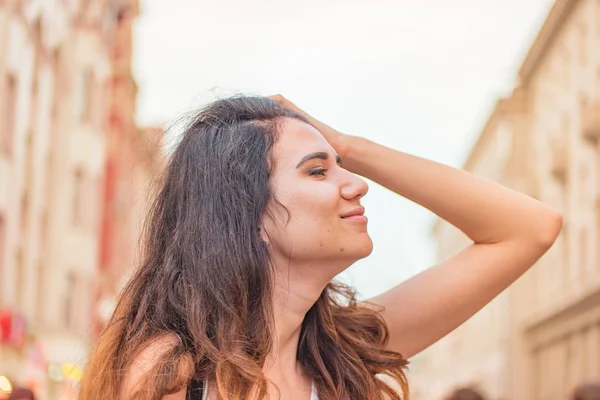 Kız sokakta yaz gününde.