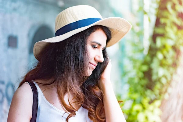 Girl with hat on summer day in the street. — Stock Photo, Image