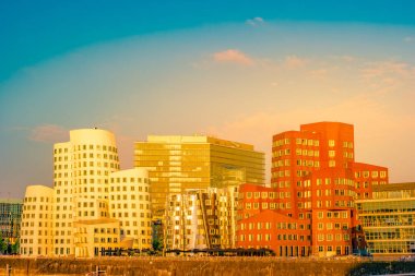 Ren-Nehri Almanya Düsseldorf'medya Harbor'da bakarak.