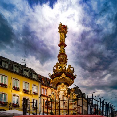 Trier, Hauptmarkt meydanında tarihi çeşme ile görünümünü