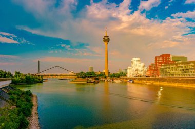 Ren-Nehri Almanya Düsseldorf'medya Harbor'da bakarak.
