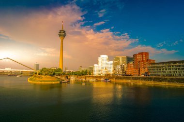 Ren-Nehri Almanya Düsseldorf'medya Harbor'da bakarak.