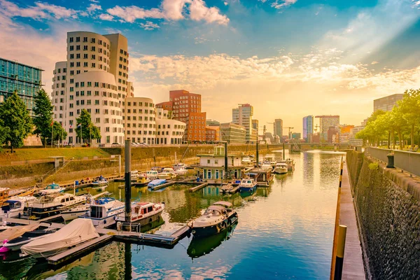 Ren-Nehri Almanya Düsseldorf'medya Harbor'da bakarak.