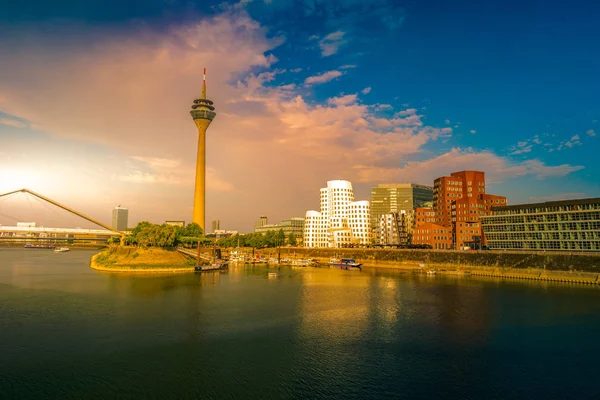Ren-Nehri Almanya Düsseldorf'medya Harbor'da bakarak.