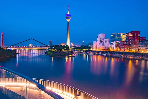 renkli gece sahne gece rhein Nehri Düsseldorf '.