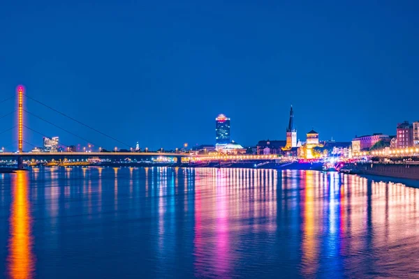 Dusseldorf, Almanya. Geceleri ışıklı eski tarihi binalar