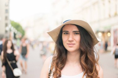 Sokakta yaz gününde şapkalı kız.