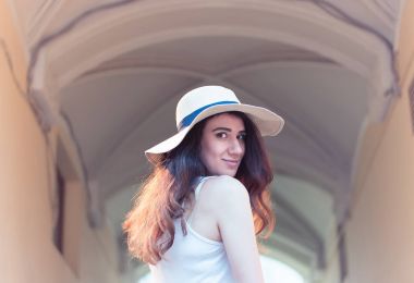 Sokakta yaz gününde şapkalı kız.