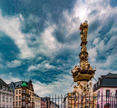 Trier, Hauptmarkt meydanında tarihi çeşme ile görünümünü