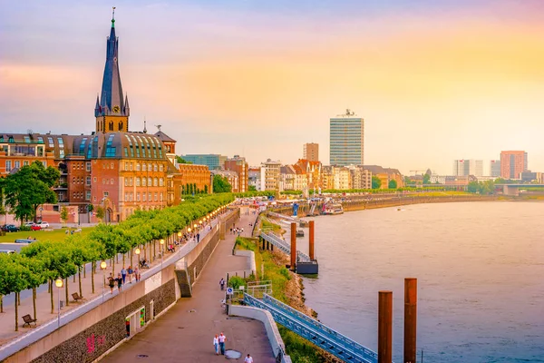 Vista al horizonte de la ciudad Düsseldorf central desde el río Rin, Düsseldorf Alemania — Foto de Stock