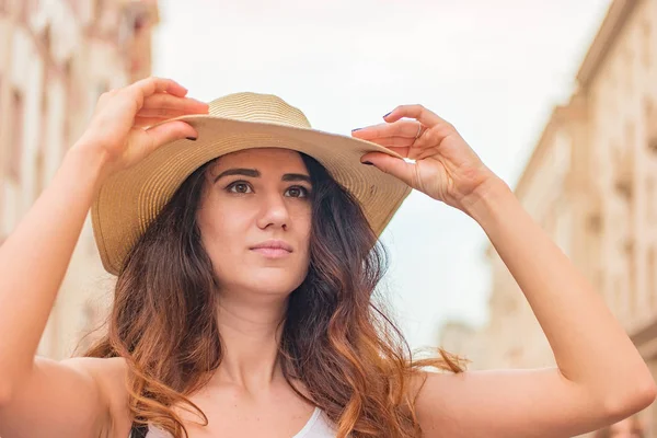 Sokakta yaz gününde şapkalı kız.