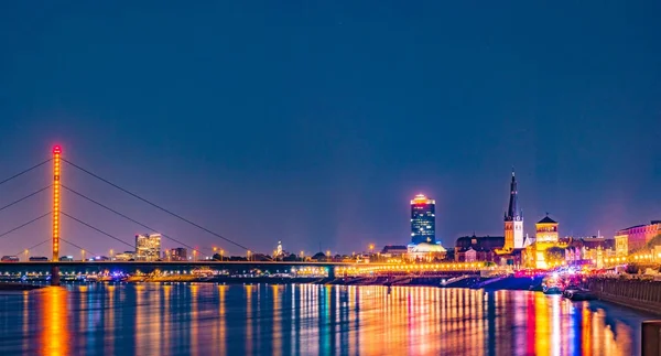 Dusseldorf, Almanya. Geceleri ışıklı eski tarihi binalar
