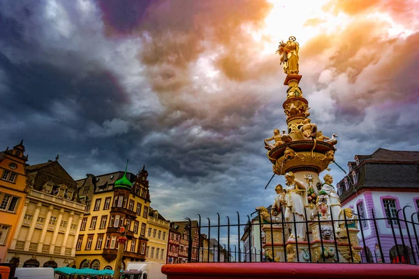 Trier, Hauptmarkt meydanında tarihi çeşme ile görünümünü
