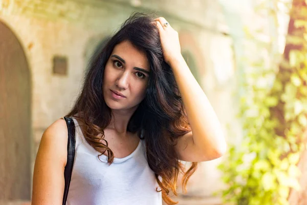 Kız sokakta yaz gününde.