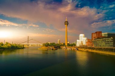 Ren-Nehri Almanya Düsseldorf'medya Harbor'da bakarak.