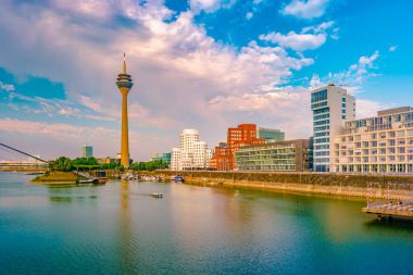 Ren-Nehri Almanya Düsseldorf'medya Harbor'da bakarak.