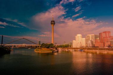 Ren-Nehri Almanya Düsseldorf'medya Harbor'da bakarak.