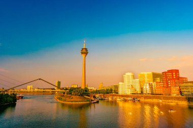 Ren-Nehri Almanya Düsseldorf'medya Harbor'da bakarak.