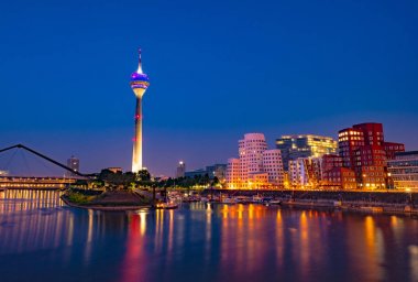 renkli gece sahne gece rhein Nehri Düsseldorf '.