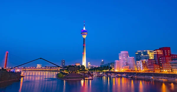 Färgglada Nattbild av rhein river på natten i Düsseldorf. — Stockfoto