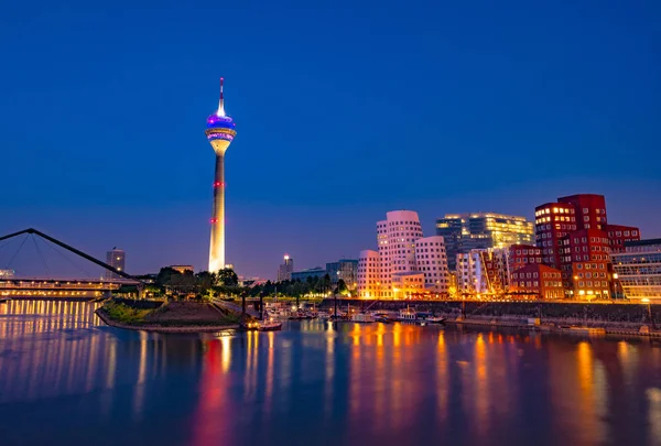 renkli gece sahne gece rhein Nehri Düsseldorf '.